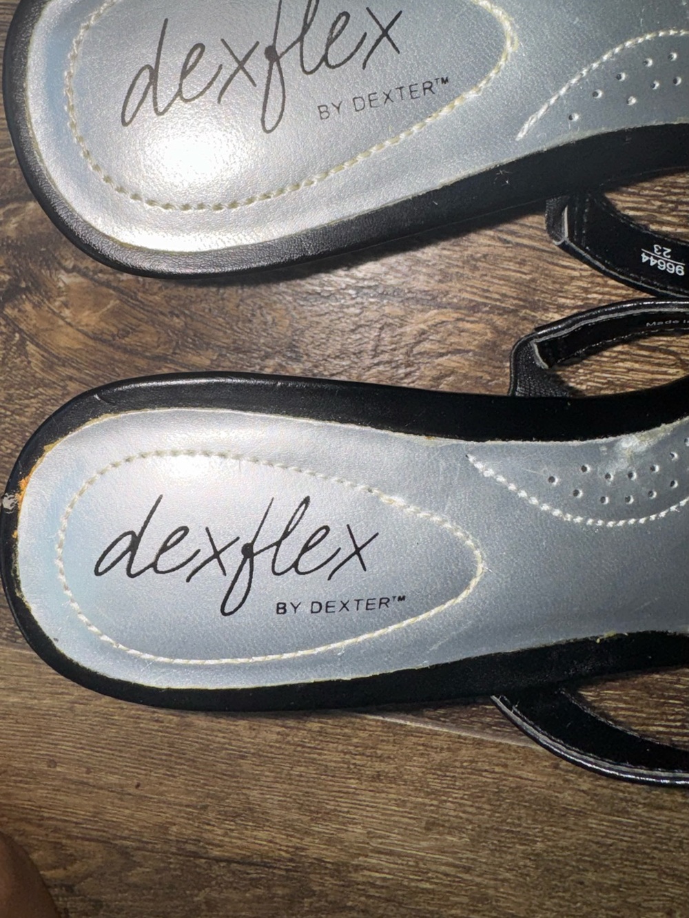 DexFlex by Dexter Black Slingback Comfort Sandals Size 8 Silver Disc Low Heel - Picture 5 of 8